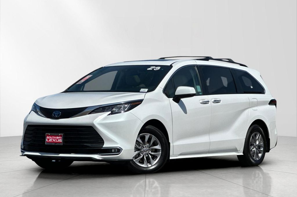 White (Wind Chill Pearl) 2023 Toyota Sienna Minivan Front-Wheel Drive Continuously Variable Transmission