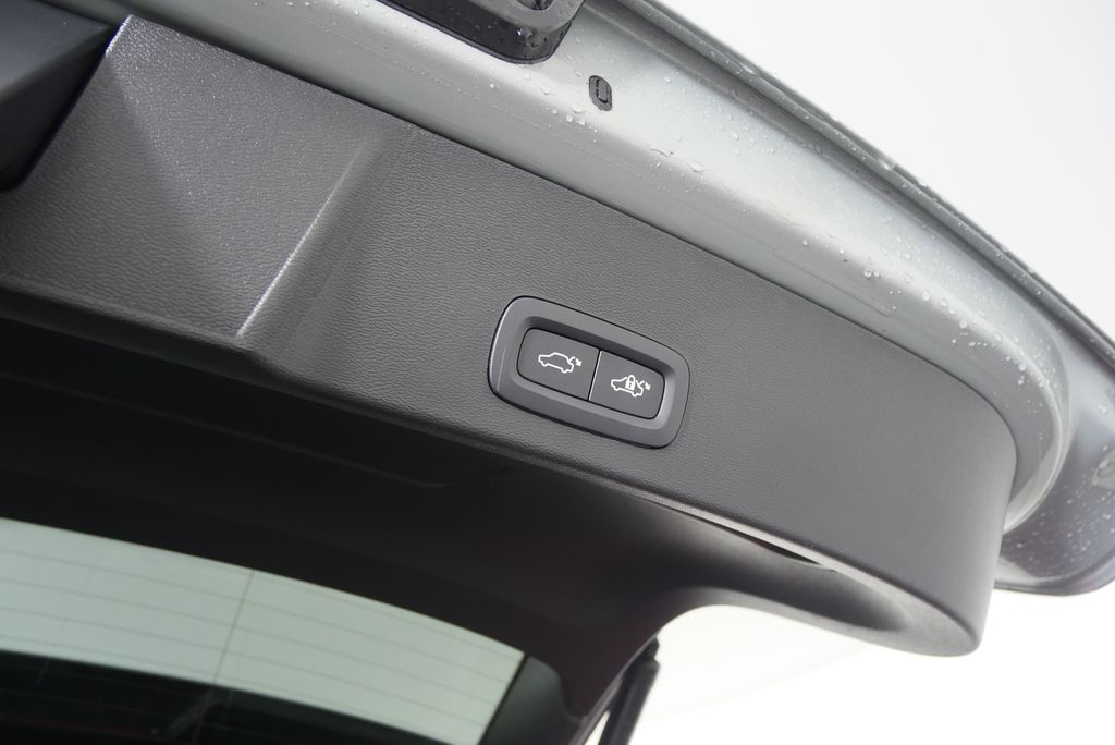 Thumbnail: 2025 Volvo XC40 - 16