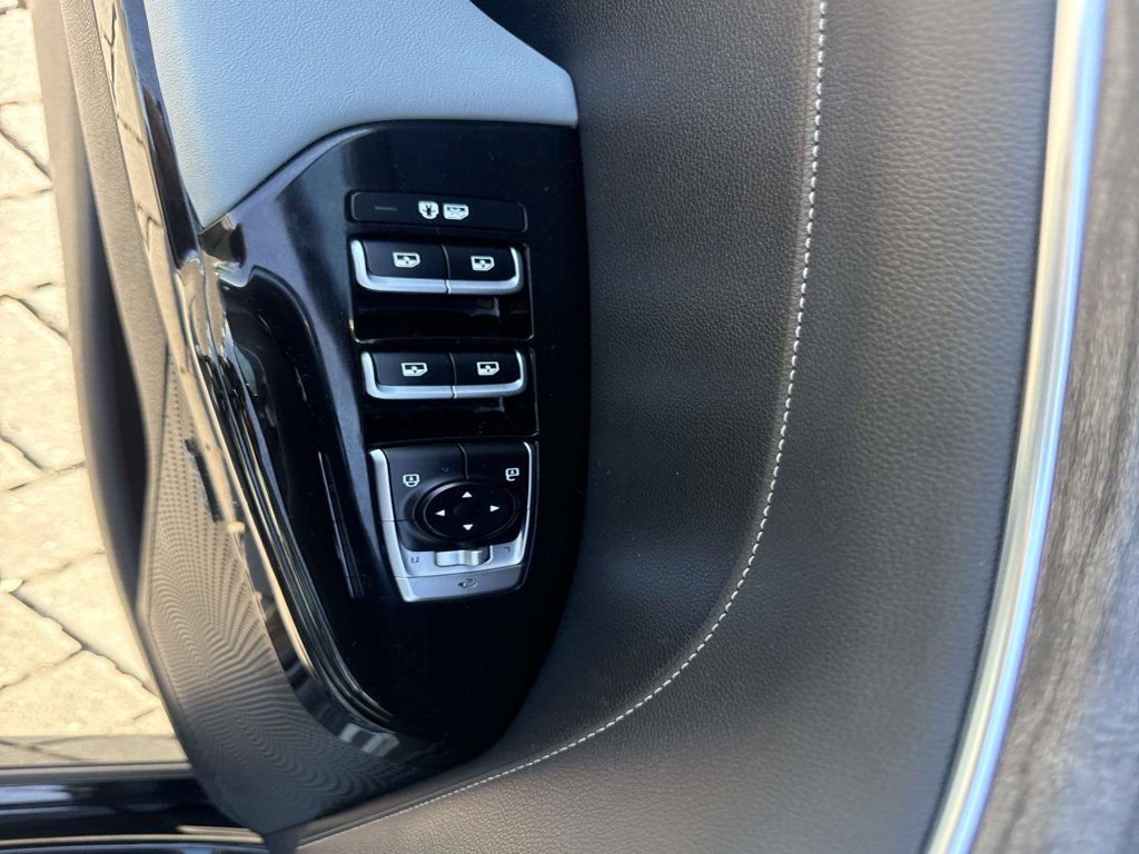 Used 2022 Black Kia EX image 17