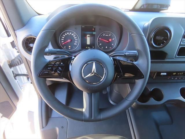 Thumbnail: 2025 Mercedes-Benz Sprinter - 11