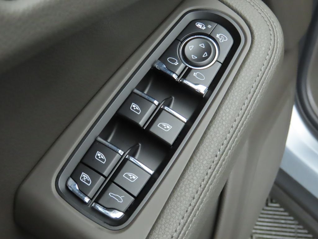 Thumbnail: 2015 Porsche Macan - 26