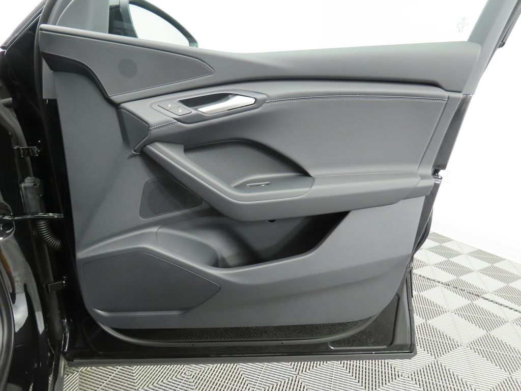 Thumbnail: 2025 Audi Q6 e-tron - 26