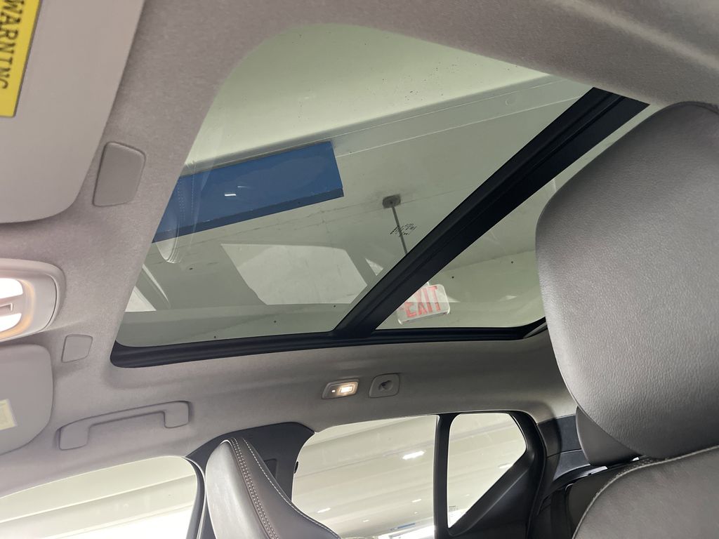 2025 Volvo XC40 B5 Plus Bright Theme photo