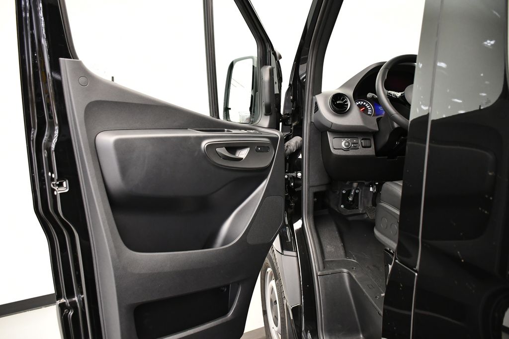 Thumbnail: 2025 Mercedes-Benz Sprinter - 21