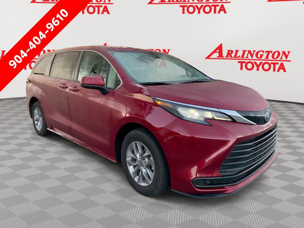 2024 Toyota Sienna LE's photo