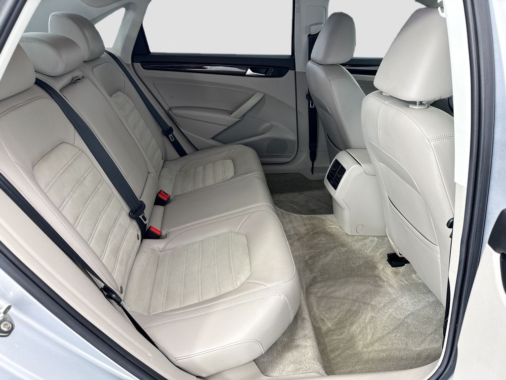 Thumbnail: 2015 Volkswagen Passat - 21