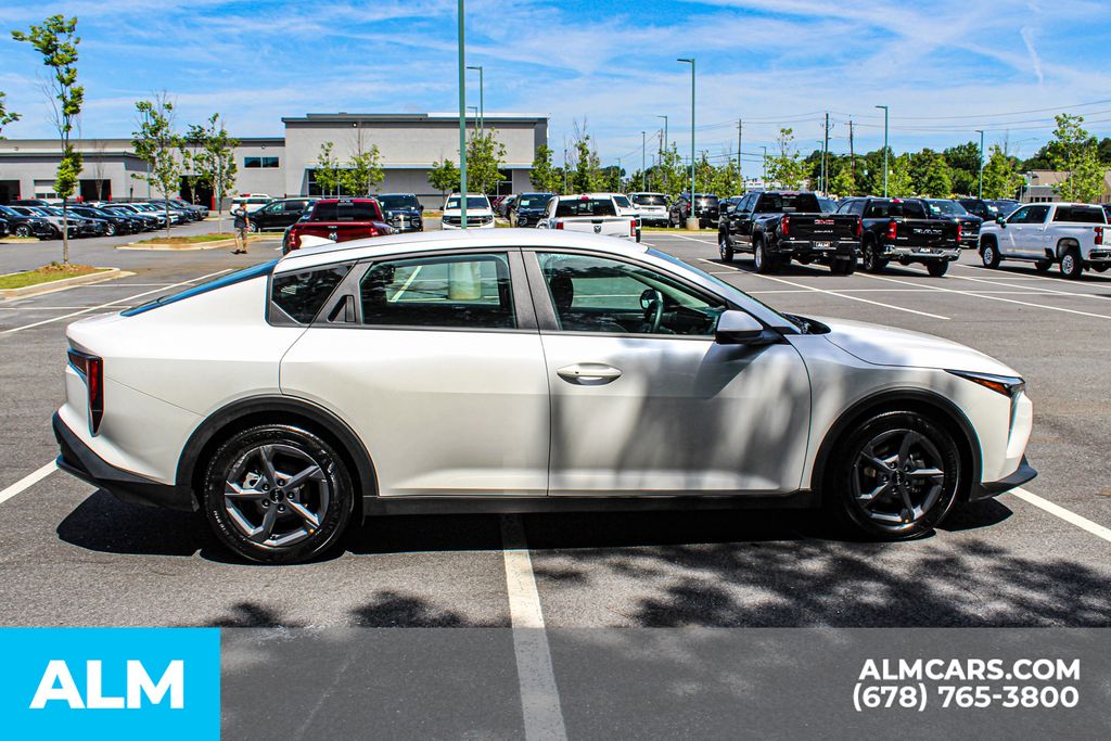 Used 2025 White Kia LXS image 9