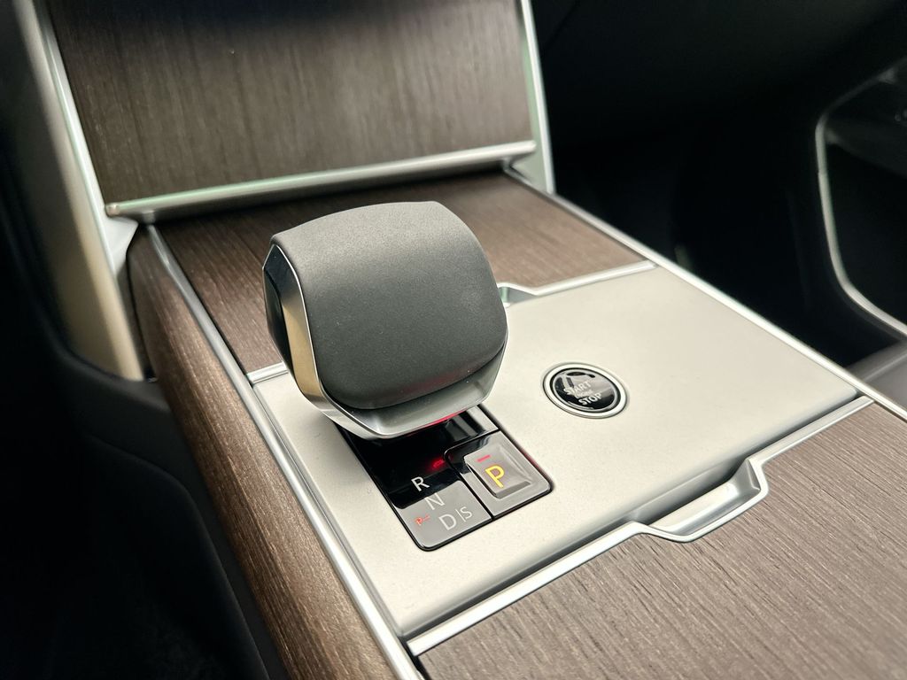 2025 Land Rover Range Rover SE 12