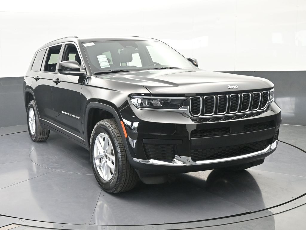 New 2026 Diamond Black Crystal Pearlcoat Jeep Laredo image 9