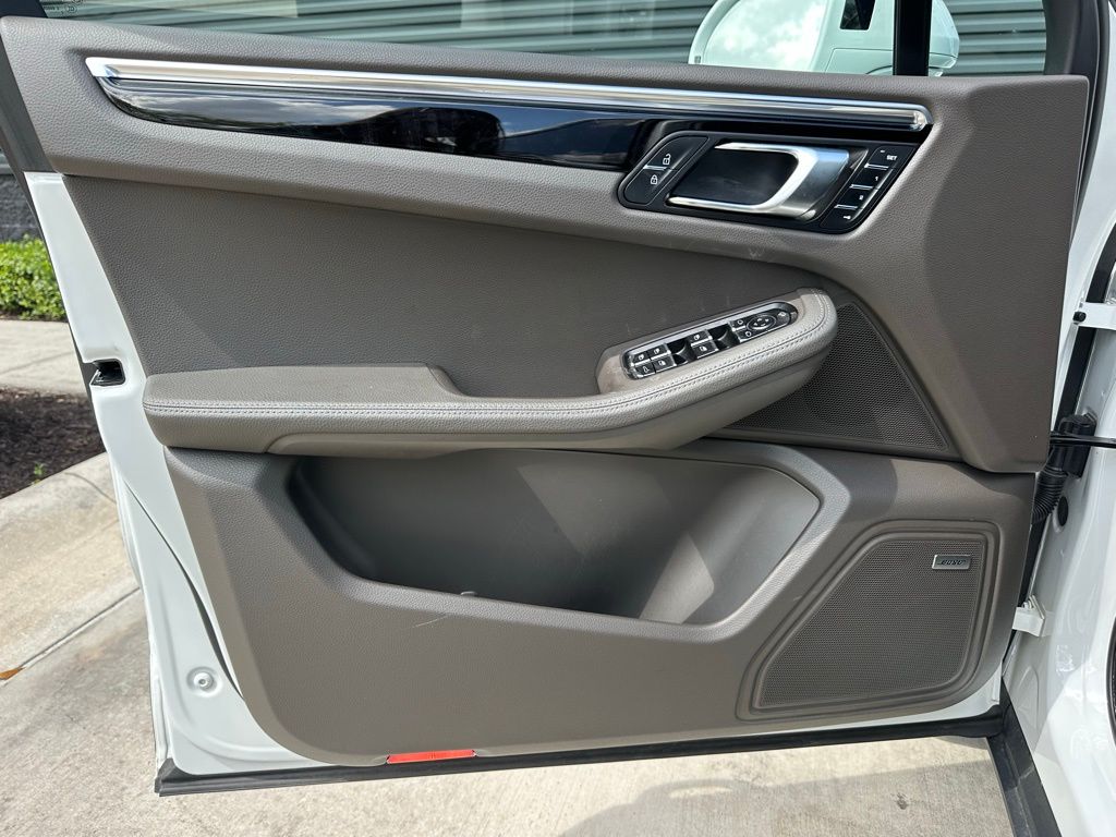 Thumbnail: 2023 Porsche Macan - 19