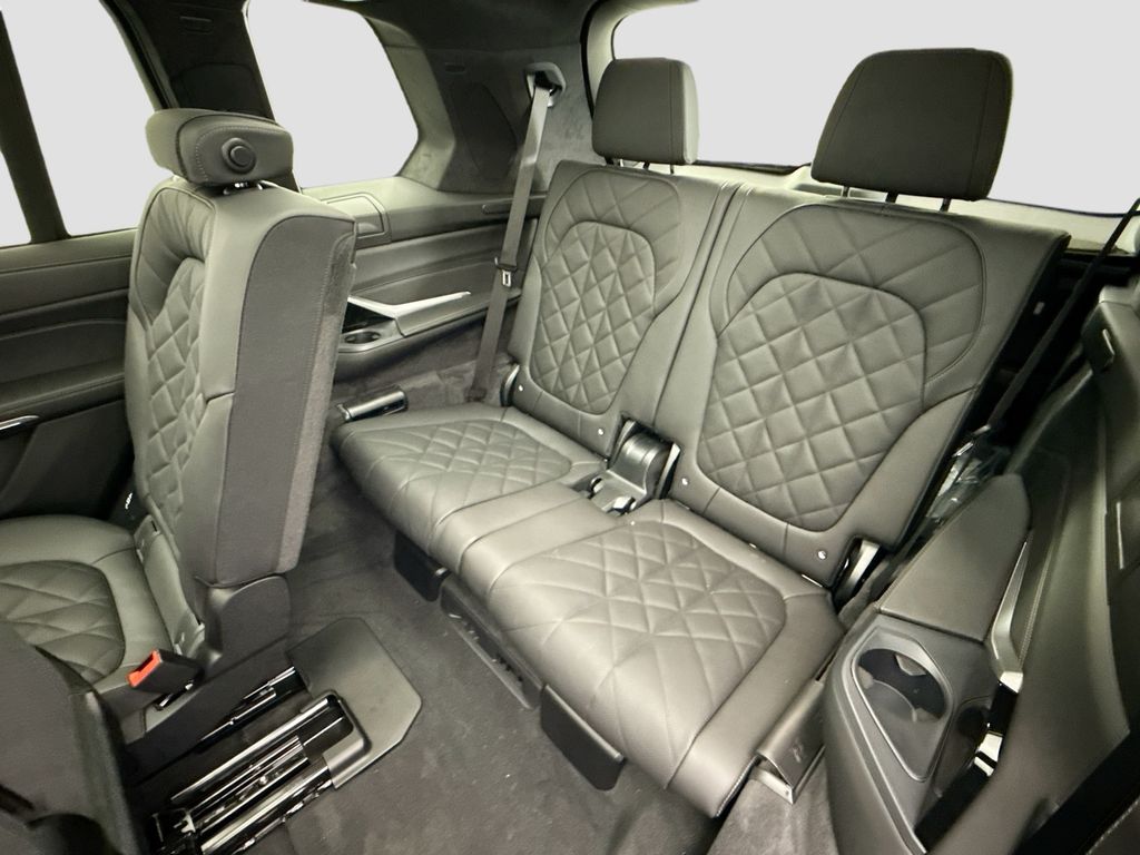 Thumbnail: 2027 BMW X7 - 22