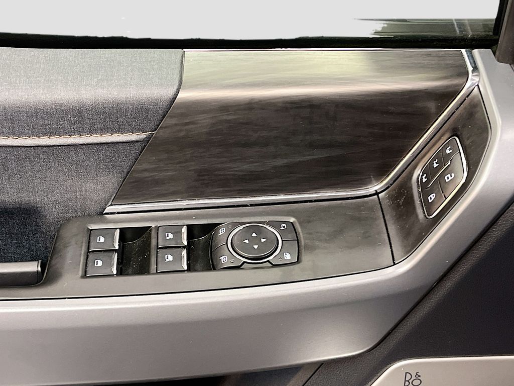 Used 2025 White Metallic Ford Lariat image 18