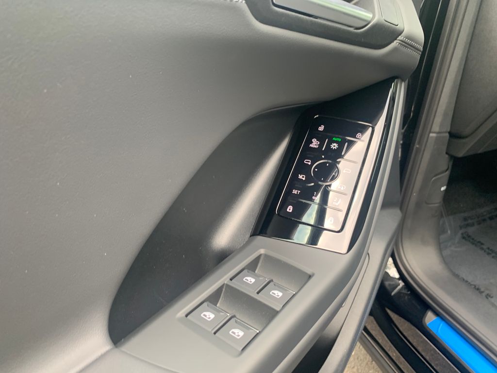 Thumbnail: 2025 Audi Q6 e-tron - 5