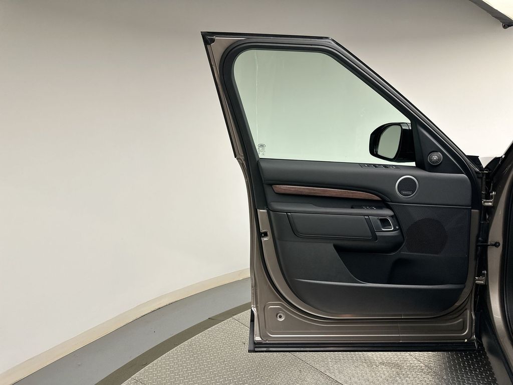 Thumbnail: 2026 Land Rover Discovery - 9