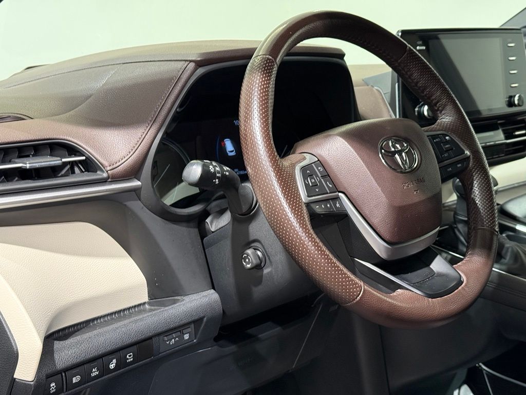 Thumbnail: 2023 Toyota Sienna - 17
