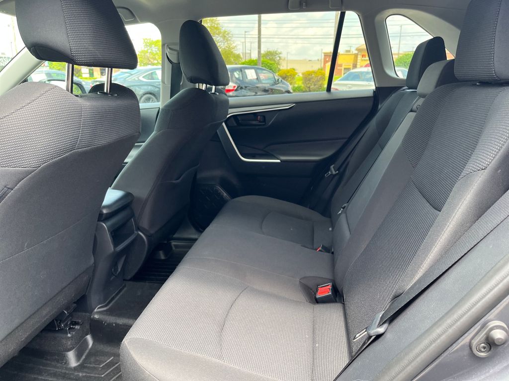 2019 Toyota RAV4 LE photo