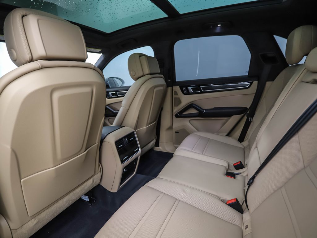 Thumbnail: 2022 Porsche Cayenne - 20