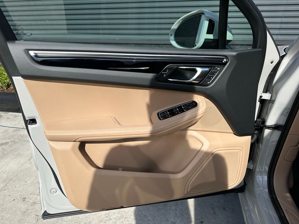 Thumbnail: 2026 Porsche Macan - 14