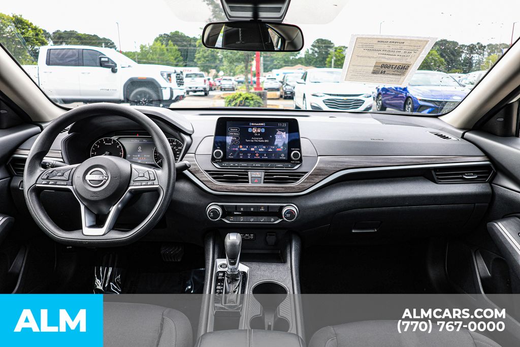 Used 2025 White Nissan 2.5 SV image 28