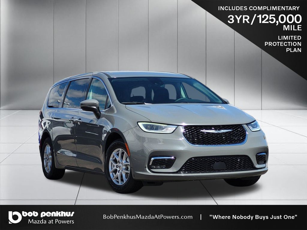 2023 Chrysler Pacifica Touring L's photo