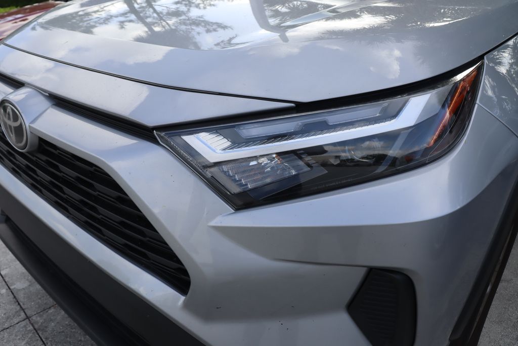 2023 Toyota RAV4 XLE 3
