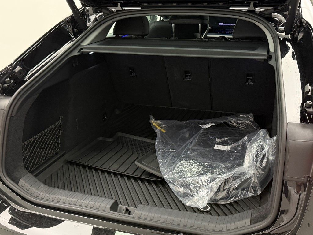 Thumbnail: 2025 Audi e-tron S - 20