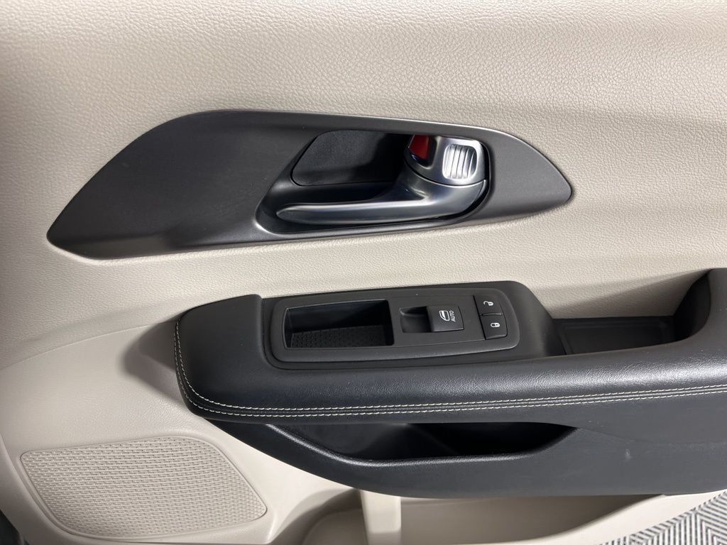 2023 Chrysler Pacifica Touring L 10