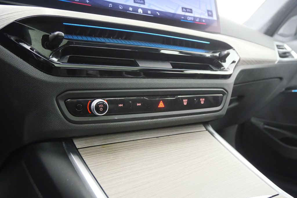 Thumbnail: 2025 BMW 3 Series - 26