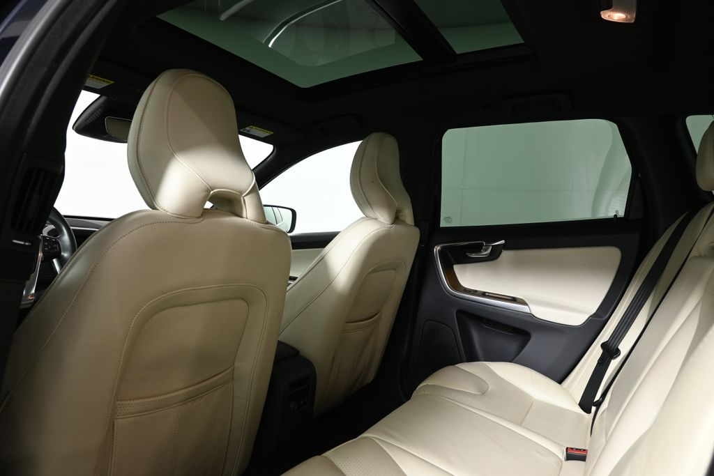 Thumbnail: 2016 Volvo XC60 - 32