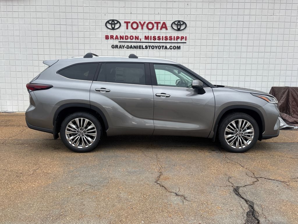 2026 Toyota Highlander Platinum's photo