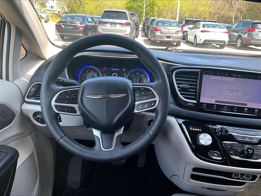 2023 Chrysler Pacifica — photo 18