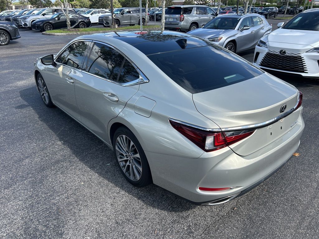 Thumbnail: 2019 Lexus ES - 4