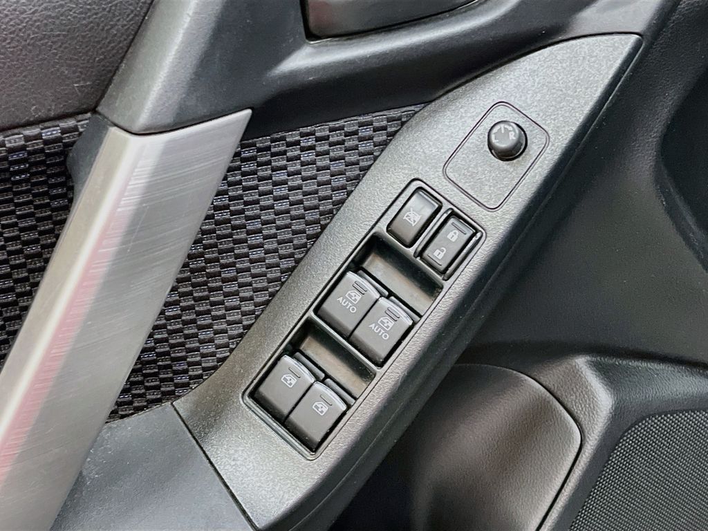 Used 2018 Ice Silver Metallic Subaru 2.5i Premium image 17