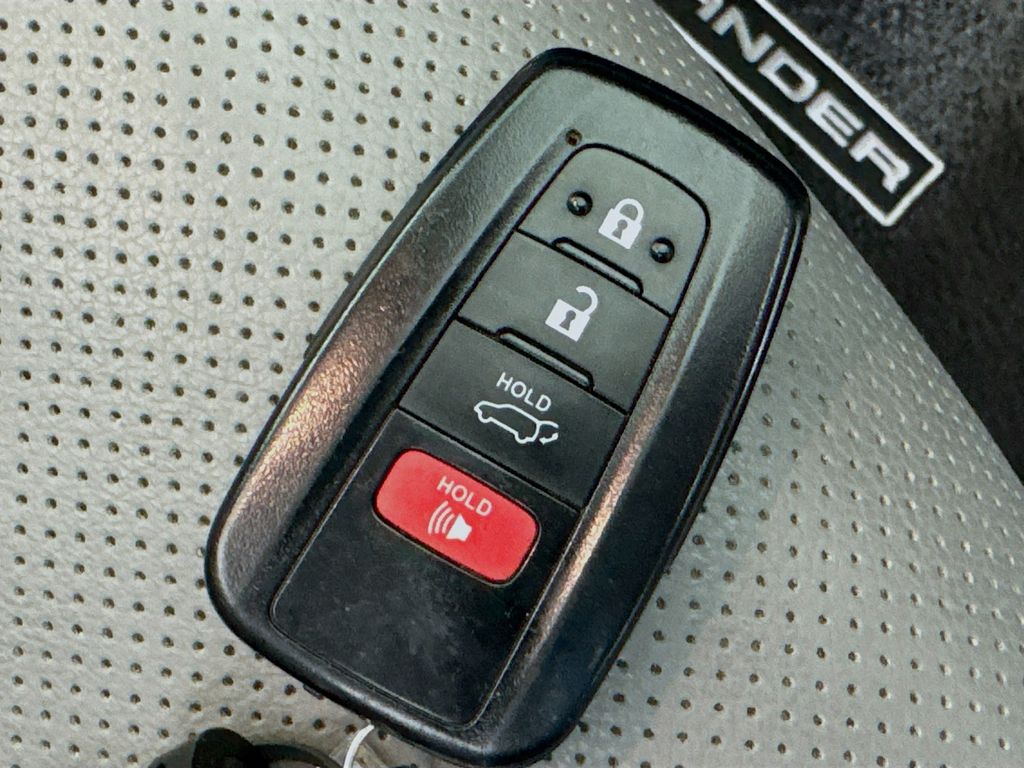 Used Car 2022 Toyota Highlander  Platinum For Sale Under $50,000 In Austin, Texas