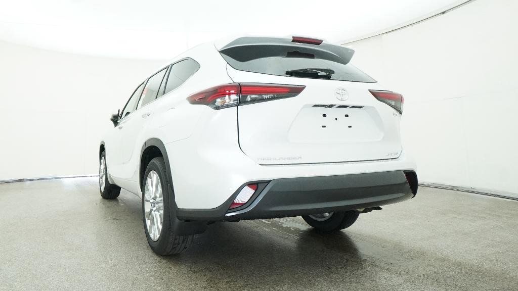 Thumbnail: 2025 Toyota Highlander - 16