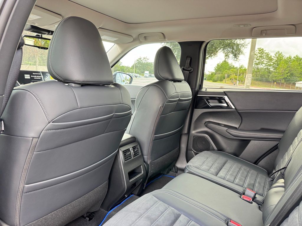 2025 Mitsubishi Outlander PHEV SE photo 11