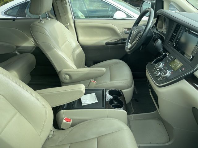 Thumbnail: 2019 Toyota Sienna - 6