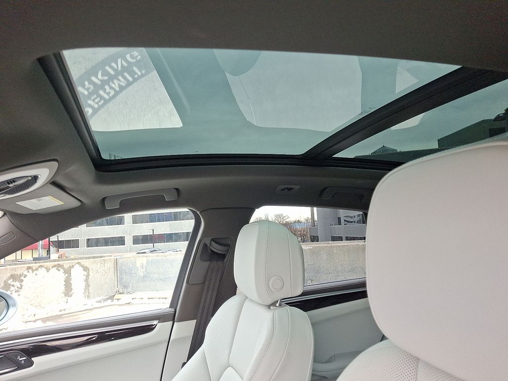 Thumbnail: 2020 Porsche Macan - 16