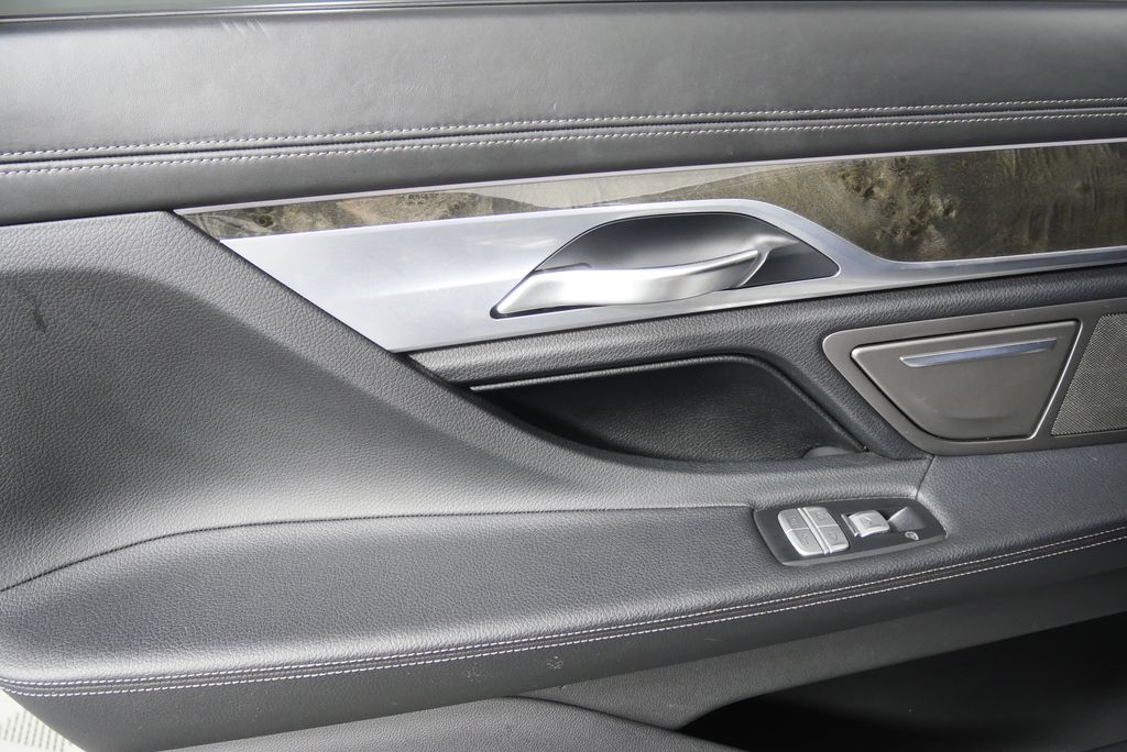 Thumbnail: 2017 BMW 7 Series - 13