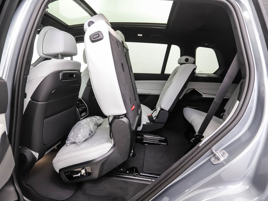 Thumbnail: 2026 BMW X7 - 25