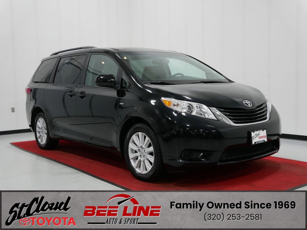 2017 Toyota Sienna LE V6 AWD 7-Passenger's photo