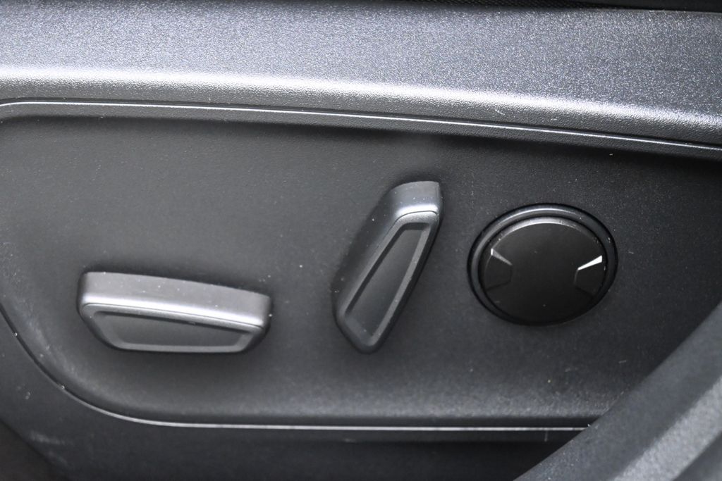 Used 2025  Ford Platinum image 14