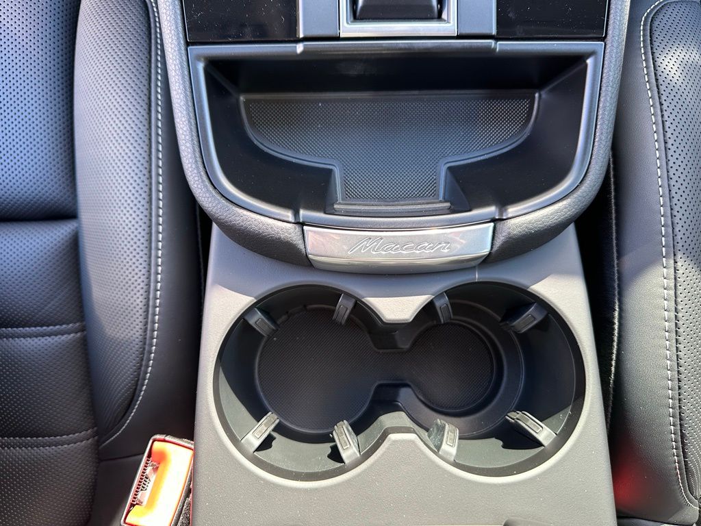 Thumbnail: 2026 Porsche Macan - 26