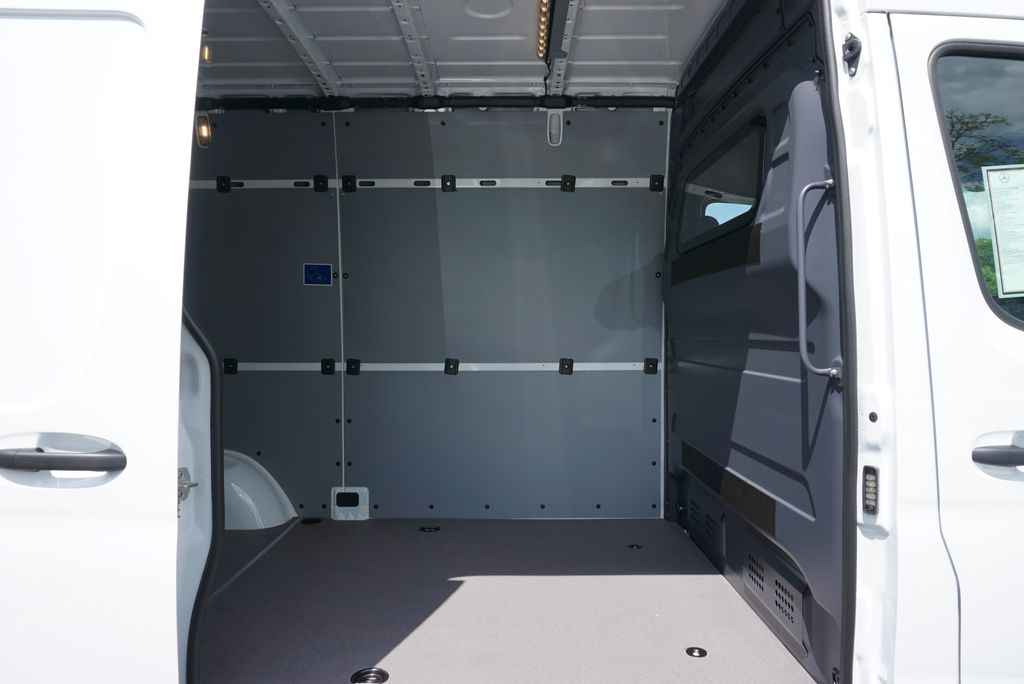 Thumbnail: 2025 Mercedes-Benz Sprinter - 22