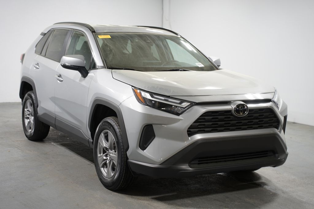 2024 Toyota RAV4 XLE 3