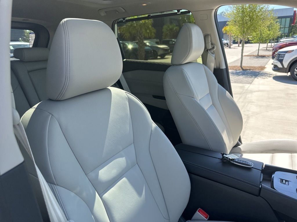 2025 Everest White Pearl Nissan Rogue SL FWD SUV