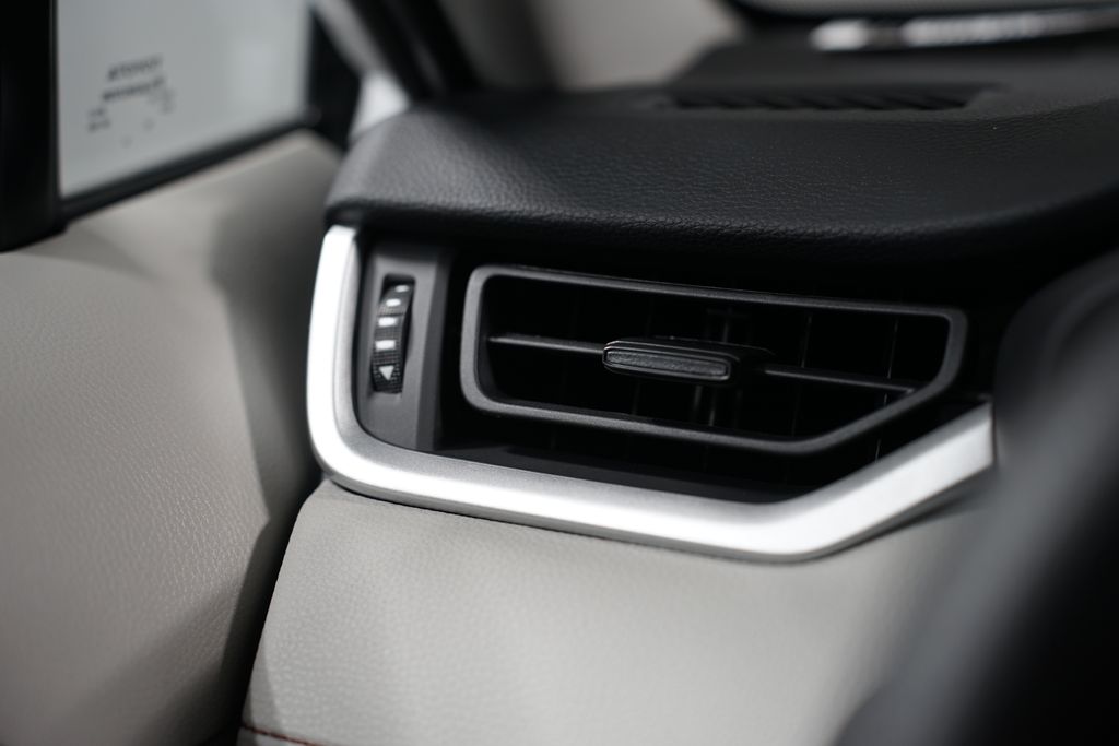 2025 Toyota RAV4 XLE 25