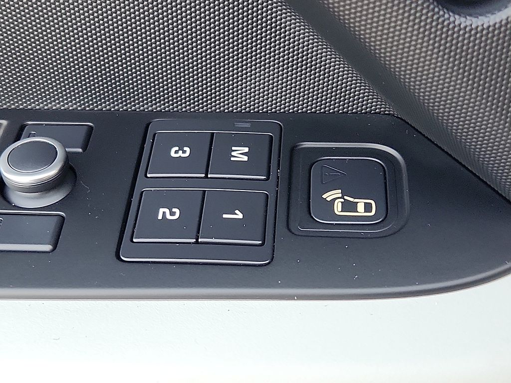 Thumbnail: 2020 Land Rover Defender - 25