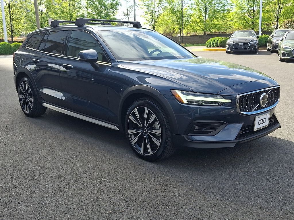 Thumbnail: 2025 Volvo S60 - 3