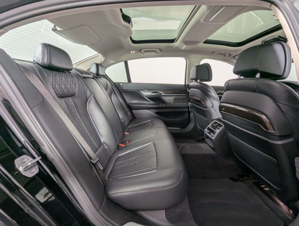 2022 BMW 7-Series 740i xDrive photo
